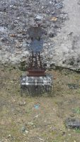 vue globale de la tombe pleine terre avec stèle en pierre et croix métal - natty