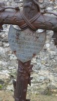 écusson metal apposé sur la croix de la sépulture - natty