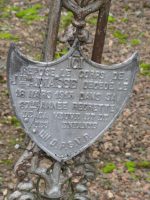 plaque figurant sur la croix en fer - natty