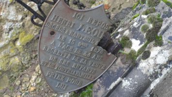 plaque écusson métal abimée sur tombe pleine terre entourage métal - natty