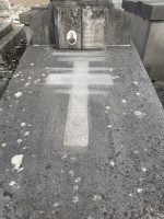 dalle du monument sur laquelle apparait une trace blanche en forme de croix -jphBrazier
