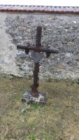 croix métal avec écusson gravé, sur tombe pleine terre - natty