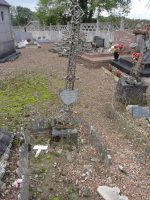 tombe pleine terre avec entourage et stèle surmontée d'une croix en fer