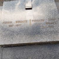 grande pierre tombale avec croix