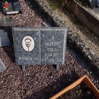 plaque sur tombe gravillonnée entourée d'une bordure - nharant