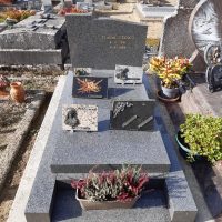 monument en grès bleu avec stèle gravée - nharant