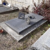 pierre tombale gravée sur le côté droit - nharant