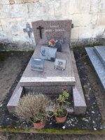 monument grès rose avec stèle gravée - nharant
