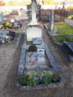 tombe gravillonée entourée d'une bordure pierre et stèle en pierre gravée surmontée d'une croix en pierre -nharant