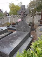 monument marbre gris avec grande stèle gravée et crucifix - natty
