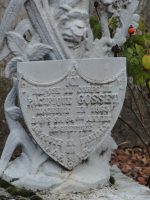 plaque écusson sur la croix ouvragée de la tombe - natty