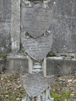 plaques ecusson sur croix ouvragée, tombe gravillonnée - natty