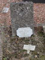 tombe abandonnée stèle avec plaque identification