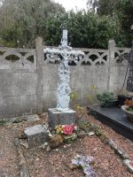tombe pleine terre avec croix ouvragée sur petite pierre - natty