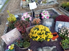 tombe d'Henri Michel et son épouse Irène gravillonnée et entourée d'une bordurette - nharant