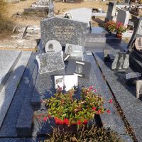 monument grès bleu avec stèle gravée - nharant