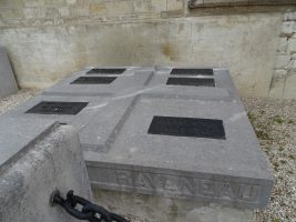 Tombes isolées autour de l'église - natty