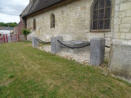 sépultures Raveneau autour de l'église de Noyales - natty