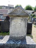 pierre tombale et stèle avec epitaphe, - c.niay plaquet