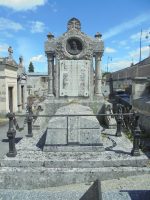 monument avec entourage fer et chaines, surmonté d'une imposante stèle commémorative gravée et tête sculptée - c plaquet niay