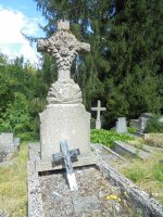 Tombe individuelle, entourée d'une petite bordure avec stèle gravée surmontée d'une très belle croix ouvragée - c plaquet niay
