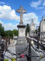 pierre tombale entourée de plots et chaine metal, La stèle est surmontée d'une croix- CPlaquet Niay