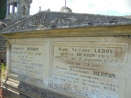 monument gravé avec HL en fronton - CPlaquet Niay