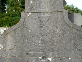 détail de la stèle -C Plaquet Niay
