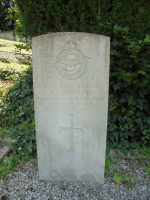 stèle d'un sergent de l'armée de l'air anglais tué en 1942