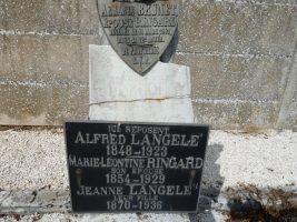 pierre blanche derrière plaque et écusson gravés - jp Brazier