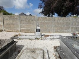 tombe rectangulaire gravillonnée entourée d'une bordurette avec stèle - JP Brazier