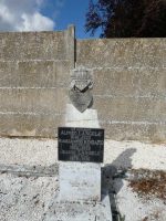 stèle avec pierre blanche derriere plaque et écusson gravés - jp Brazier