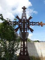croix métal ouvragé avec écusson gravé - Jph Brazier