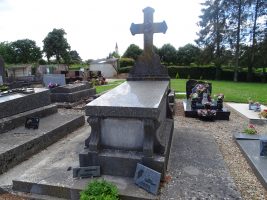 monument surélevé surmonté d'une croix - natty