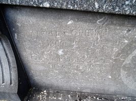 une face du monument gravée - natty