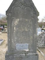 stèle avec détail de la plaque - natty