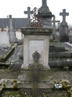 stèle gravée avec croix métal cassée - natty