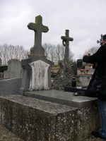 monument surélevé avec stèle gravée surmontée d'une croix- natty