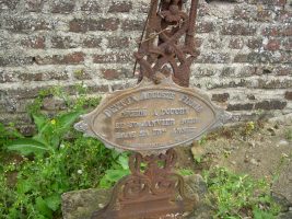 plaque gravée sur support métallique rouillé - natty