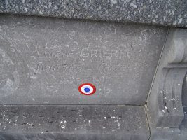 gravure sur le côté du monument - natty
