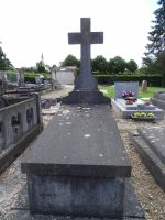 tombe en pierre surélevée, surmontée d'une croix - natty