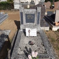 sépulture gravillonnée entourée d'une bordure pierre avec stèle gravée -nharant
