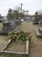 petite tombe entourée de bordurette pierre avec croix métal sur laquelle est fixée une plaque gravée - natty