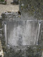 stèle gravée sur tombe en mauvais état - natty
