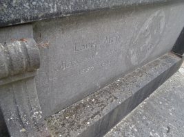 inscription figurant sur un côté du monument - natty