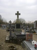 monument entouré de 4 piliers, surmontée d'une stèle gravée et d'une croix avec photo - natty