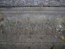 inscription en façade du caveau petithomme -natty