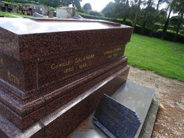 inscriptions sur le côté du monument Salandre Courtin - Natty