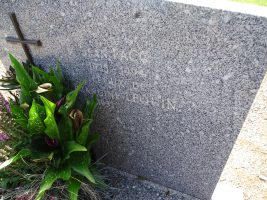 stèle gravée du monument en grès bleu - natty