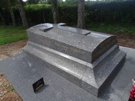 inscription sur le côté de la pierre tombale - natty